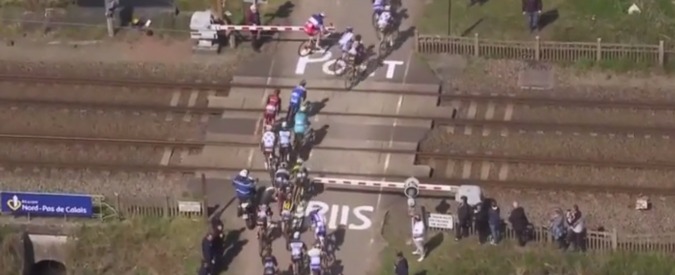 Copertina di Parigi Roubaix 2015: brivido al passaggio a livello