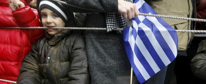 Grecia, Piraeus Bank cancella debiti e congela mutui alle famiglie più povere