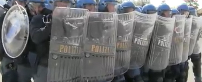 Copertina di No Expo, dentro la scuola dei celerini: “G8 di Genova ci ha fatto capire i nostri errori”