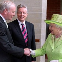 27 giugno 2012, regina Elisabetta ed ex leader dell’Irish republican army (Ira) Martin McGuinness. A 14 anni di distanza da fine conflitto nell’Irlanda del nord