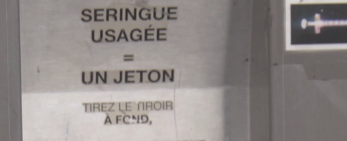Copertina di Svizzera, viaggio in una stanza del buco: “Ecco perché aiutiamo i tossici a drogarsi”