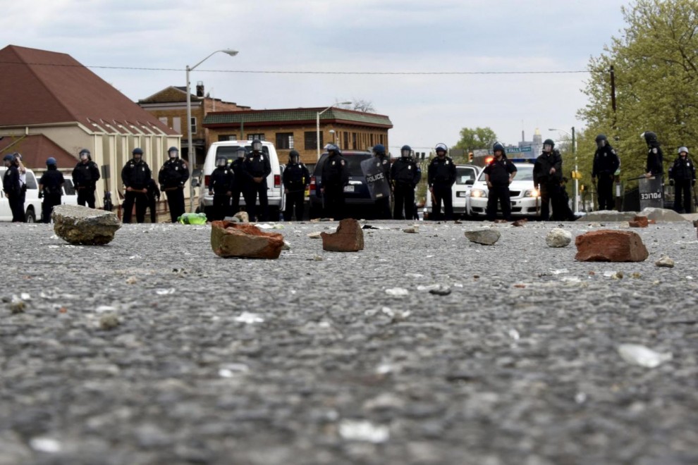 Negli scontri sono rimasti feriti almeno 15 poliziotti durante il funerale di Freddie Gray, 25enne nero morto dopo un attacco alle forze dell’ordine