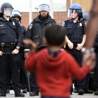 Un bambino tra lo schieramento di rinforzi della polizia in Pennsylvania Avenue