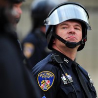 Poliziotti in stato d’allerta fuori lo stadio, prima della cancellazione della partita Chicago White Sox e Baltimore Orioles