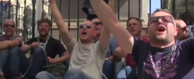 Copertina di Uber, a Torino i taxisti si incatenano: “Se è illegale cancellatelo”. E arriva Casapound