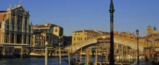 Copertina di Venezia, al posto delle bricole marce c’è l’ipotesi dei pali sintetici. La protesta: “Materiali tossici che costano il doppio”