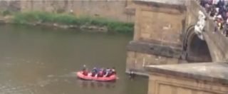 Copertina di Firenze, turista cade nel fiume Arno: salvato da ragazzo marocchino. Gente lo applaude