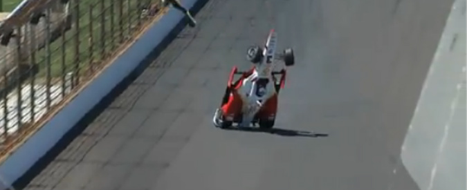 Copertina di Usa, spettacolare incidente alla 500 miglia di Indianapolis: auto ‘decolla’ in aria