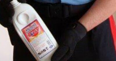 Copertina di Getta l’acido contro il compagno, poi si barrica in casa a Roma. Lui non denuncia: “Non ho capito perché lo ha fatto”