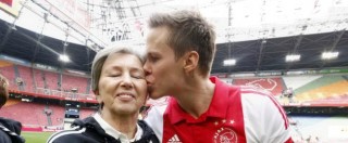 Copertina di Festa della mamma 2015, la sorpresa dell’Ajax: i giocatori scendono in campo tenendo per mano le loro madri