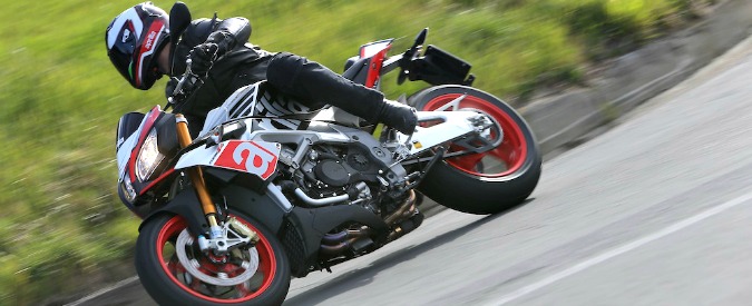 Copertina di Aprilia Tuono V4 1100, la prova del Fatto.it – Una moto da corsa in incognito