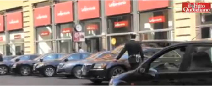 Copertina di Bankitalia, orgia di auto blu in divieto. La passante al vigile: “Che c’è, la guerra?”