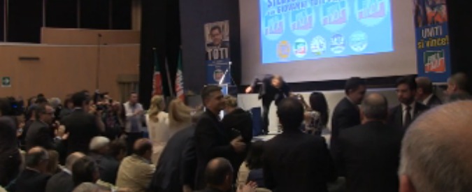 Copertina di Berlusconi inciampa sul palco e cade. Poi dice: “Colpa della sinistra”