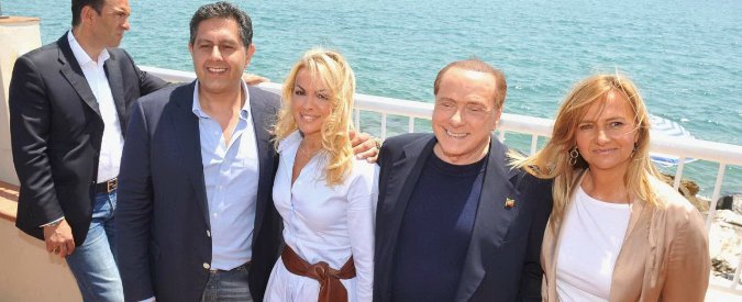 Elezioni 2015, Berlusconi alla festa della sinistra a Segrate. Lui: “E’ una bufala”