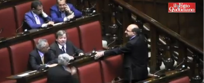 Copertina di Italicum, lite tra i fittiani Bianconi e Palese (Fi): vola un ‘Vaffa’ e Baldelli minaccia l’espulsione