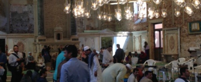 Biennale Venezia 2015, una chiesa si trasforma in una moschea: al suo interno si prega Allah