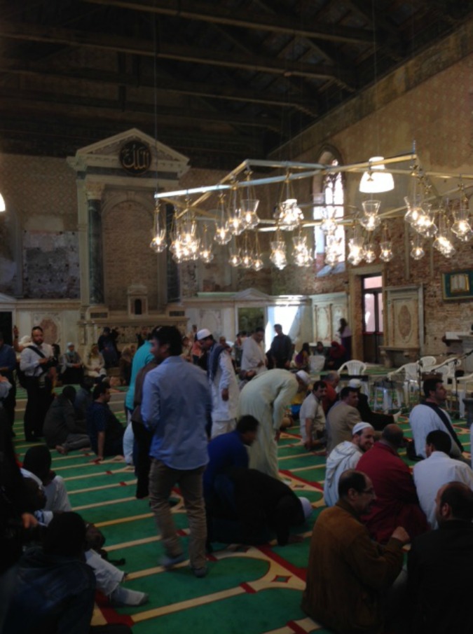 Biennale Venezia 2015, una chiesa si trasforma in una moschea: al suo interno si prega Allah