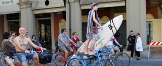 Copertina di Bike pride 2015, a Bologna sfila “l’orgoglio della bicicletta”: bucanieri, marinai e sirenette in giro su due ruote