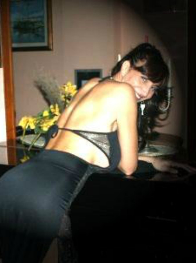 Anna Ciriani, la porno prof ripubblica le sue foto hot per la Fiera erotica del Salento. Lei: “Sono vittima di un hacker”