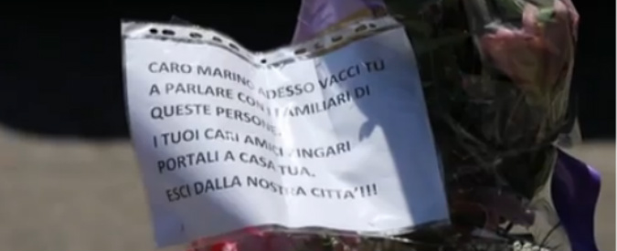 Copertina di Incidente Roma, fiori e cartelli razzisti su via Battistini: “Marino gli amici zingari portali a casa tua”