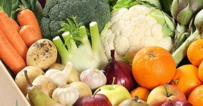 Copertina di “Attenzione a questi 12 tipi di frutta e verdura: aumentano il rischio di assorbire i pesticidi”: l’allarme nel nuovo studio