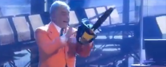 Copertina di Crozza-Formigoni: ‘Godo a fare code al check in. Bagascia fammi passare’