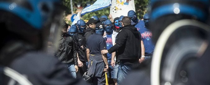Copertina di Derby Lazio-Roma, scontro tra tifoserie vicino all’Olimpico: due ultras giallorossi accoltellati. Cariche e lacrimogeni Polizia