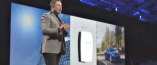 Copertina di Tesla Powerwall, Musk porta le batterie in casa. Per convertire il mondo al solare