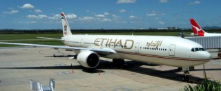 Copertina di Etihad, volo Cairo-Abu Dhabi atterra in base militare a Dubai: ‘Motivi di sicurezza’