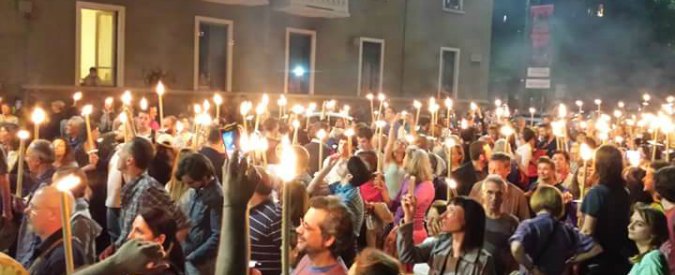 Copertina di Milano, la fiaccolata di M5S e comitati contro l’abbattimento di 573 alberi per i cantieri metro 4: “No taglio selvaggio”