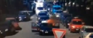 Copertina di Ragusa, ferma auto dei carabinieri poi appicca il fuoco: il video choc dell’Arma