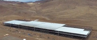 Copertina di Tesla Gigafactory, prime immagini della fabbrica di batterie più grande del mondo