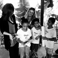Laura Boldrini e Lidia Urani con alcuni bambini di Para Ti