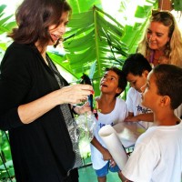 Laura Boldrini e Lidia Urani con alcuni bambini di Para Ti che danno alla Presidente i loro disegni