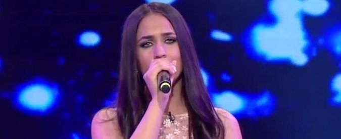 Mutlu Kaya canta con le braccia scoperte in talent turco: ridotta in fin di vita dai parenti