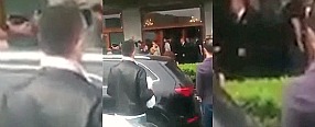Copertina di Napoli, giocatori contestati all’uscita dall’Hotel: “Cacciate ‘e palle, vergogna!”