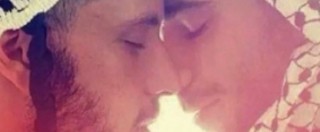 Copertina di Madonna posta su Instagram un bacio gay tra israeliano e palestinese. Il web si divide: “E’ amore o pubblicità?”