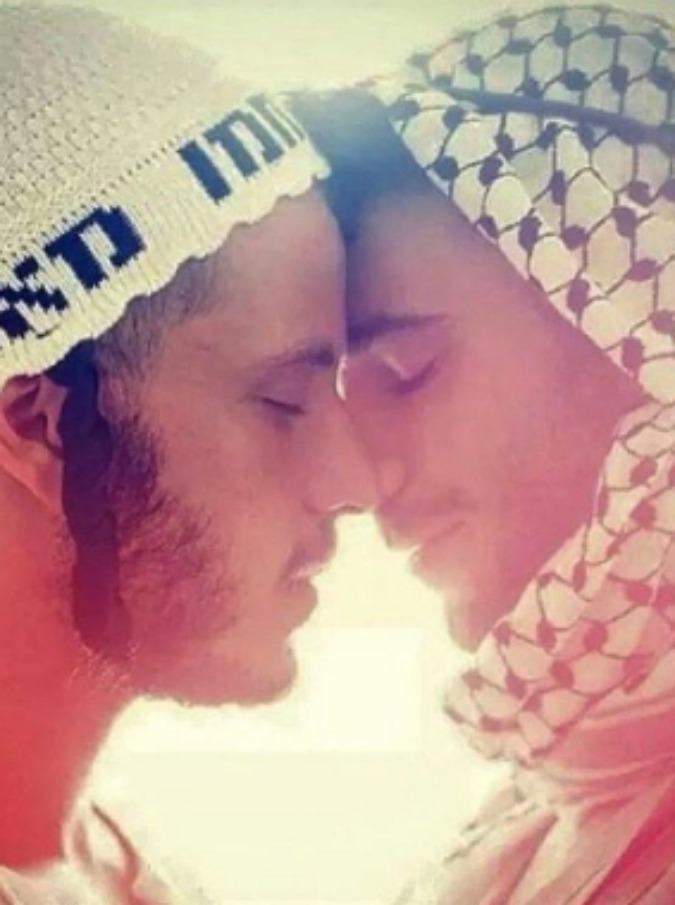 Madonna posta su Instagram un bacio gay tra israeliano e palestinese. Il web si divide: “E’ amore o pubblicità?”