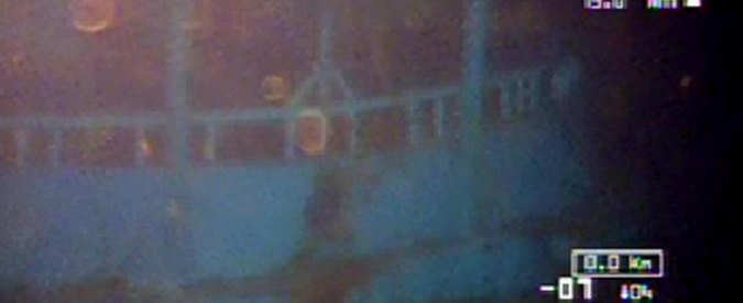 Copertina di Naufragio, relitto individuato nel Canale di Sicilia: “E’ il peschereccio con 800 morti, individuati corpi all’interno”