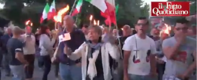 Copertina di Torino, Forza Nuova contro rom: ‘Distrutto canile, al rogo’. ‘Innocenti. Viviamo coi topi’