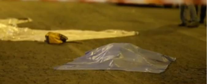 Copertina di Roma, auto non si ferma all’alt e travolge passanti: un morto e otto feriti