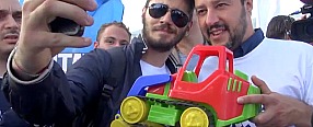 Rom, Salvini visita campo e firma ruspe giocattolo. “Resuscito Hitler? Li querelo”