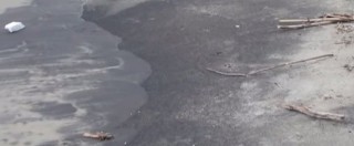 Copertina di Matera, fanghi neri su spiaggia “adatta” per i bambini: “Puzzano di benzina”
