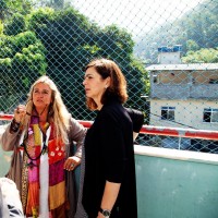 Su una terrazza dell’asilo, davanti alle case della favela