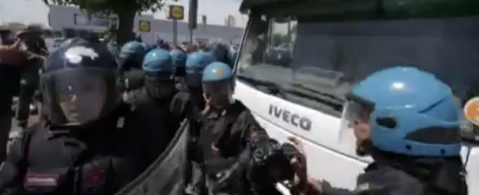 Copertina di Roma, movimenti casa: tensioni con la Polizia per sgombero alloggio occupato