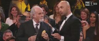 Copertina di Premio tv 2015, frecciate tra Striscia e Masterchef: ‘Ci dite chi vince l’anno prossimo?’. ‘Pelate le patate’