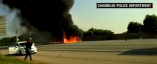 Copertina di Usa, piccolo aereo si abbatte sull’autostrada: morte le 4 persone a bordo. Il video