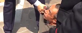 Copertina di Berlusconi, uomo tenta di aggredirlo durante comizio. Agenti devono intervenire