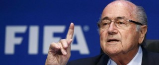 Copertina di Blatter contestato a Zurigo, ma intanto resta in sella alla Fifa fino a febbraio 2016