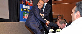 Copertina di Berlusconi inciampa sulla pedana del palco in Liguria: “Colpa della sinistra” (FOTO e VIDEO)